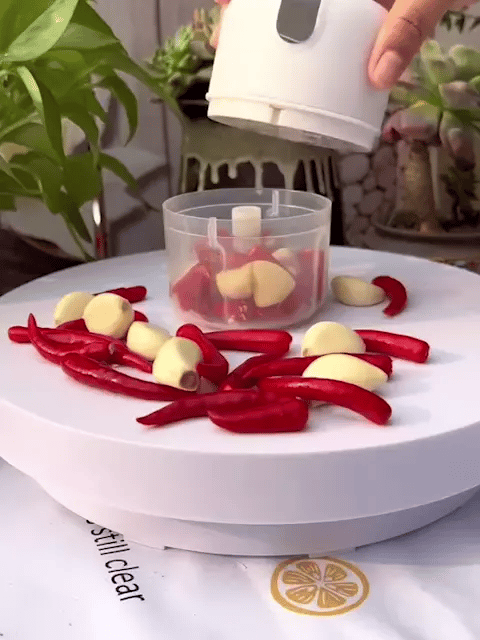 Mini procesador de alimentos en funcionamiento